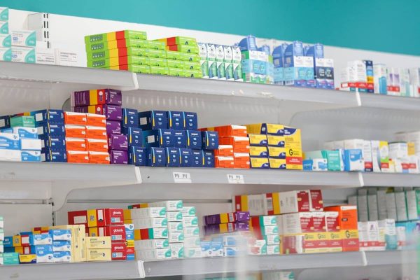 Medicamentos em prateleiras