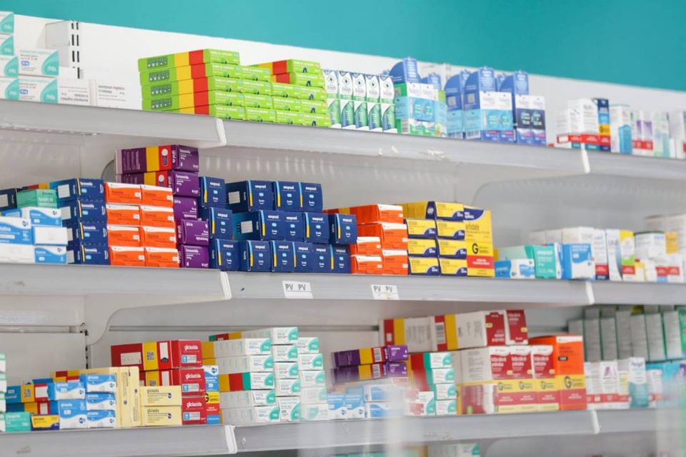 Medicamentos em prateleiras