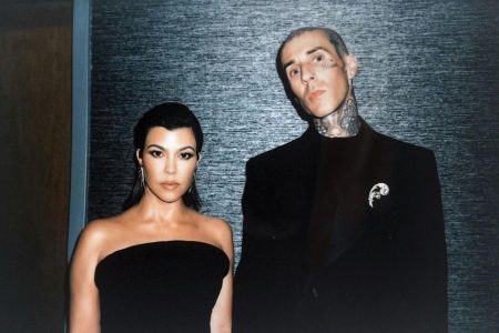 Foto colorida de Travis Barker e Kourtney Kardashian