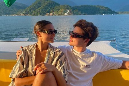 Foto colorida de João Figueiredo e Sasha na lancha - Metrópoles