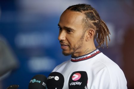 Foto colorida de Lewis Hamilton