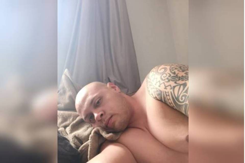Homem deitado na cama