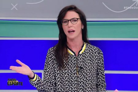 Foto colorida de Kozlowski durante apresentação na TV - Metrópoles