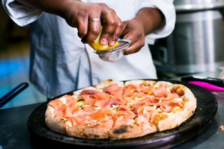 homem fazendo pizza