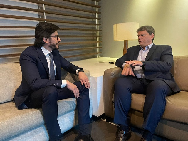 Tarcísio de Freitas e Tiago Ayres, ex-advogado de Bolsonaro, conversam sentados em sala. Ele será o coordenador jurídico da campanha de Tarcísio ao governo de São Paulo - Metrópoles