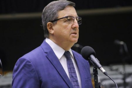 Deputado federal Danilo Forte fala ao microfone no plenário da Câmara dos Deputados. Ele é branco, tem cabelo liso e grisalho e usa terno azul - Metrópoles