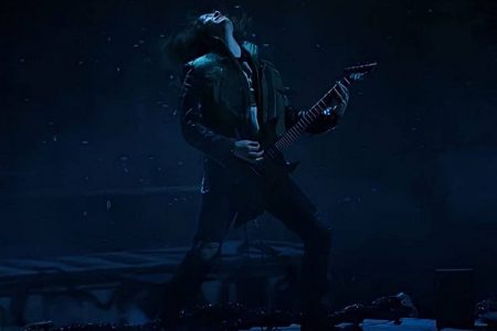 homem tocando guitarra