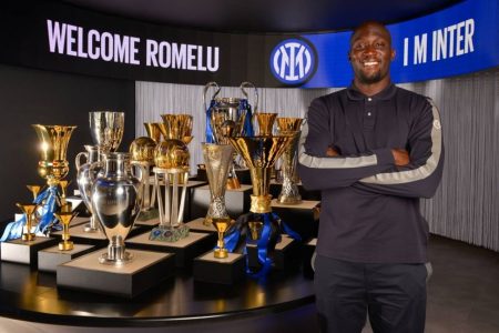 Imagem colorida de Lukaku em sua apresentação no retorno a Inter de Milão