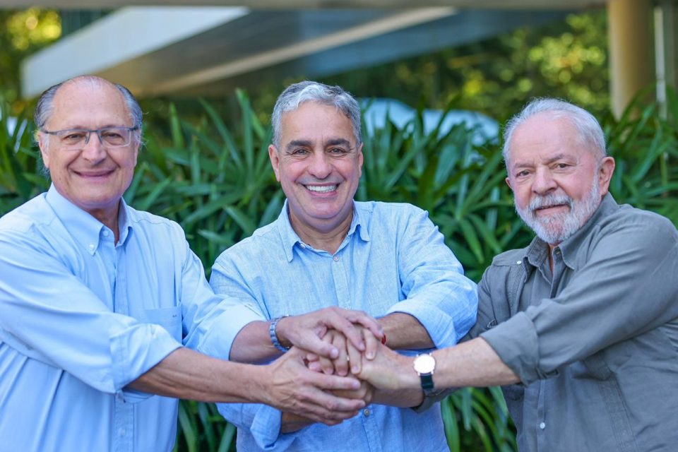 O ex-presidente Lula ao lado do ex-governador Geraldo Alckmin e do presidente da Assembleia Legislativa do Rio, André Ceciliano. Ele sorriem e juntam as mãos no centro - Metrópoles