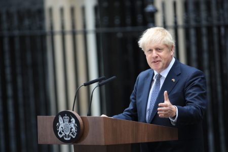 O primeiro-ministro do Reino Unido, Boris Johnson, se dirige à nação ao anunciar sua renúncia do lado de fora da 10 Downing Street em 7 de julho de 2022 em Londres, Inglaterra. Após um mandato turbulento, Boris Johnson renunciará hoje aos cargos de líder do Partido Conservador e primeiro-ministro, após sofrer pressão de seu partido. Eton e Alexander Boris de Pfeffel Johnson, formado em Oxford, deputado por Uxbridge e South Ruislip, foi eleito primeiro-ministro nas eleições gerais de 2019