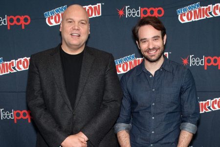 Foto colorida de Charlie Cox e Vincent D'Onofrio