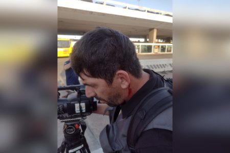homem de lado com fio de sangue saindo de trás da orelha