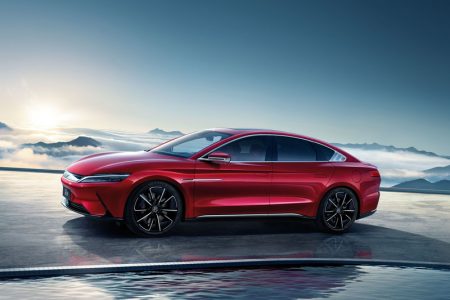 Imagem de carro vermelho da montadora chinesa A China assumiu a vice-liderança do ranking de exportadores de automóveis para o Brasil, alcançando uma participação de 13,6% no período entre janeiro e agosto deste ano. Segundo dados do Ministério do Desenvolvimento, Indústria, Comércio e Serviços (MDIC), o gigante asiático ultrapassou México (10%) e Alemanha (8,8%) na lista dos principais exportadores do setor para o Brasil. A Argentina continua na liderança, com 43,5%. Nos oito primeiros meses de 2023, a importação de veículos da China totalizou US$ 440,2 milhões – superando em mais de quatro vezes os US$ 90,3 milhões registrados no mesmo período do ano passado. Em todo o ano de 2022, as exportações de automóveis da China para o Brasil somaram US$ 186,6 milhões. Até o ano passado, montadoras chinesas como BYD e Great Wall não vendiam para o país, mas o cenário mudou. Em julho, a BYD anunciou que abrirá um polo de produção de veículos elétricos na Bahia. O investimento prometido é de R$ 3 bilhões em três unidades no local, com plano de usar o antigo complexo da Ford em Camaçari (BA). A empreitada na Bahia não é a primeira da BYD no Brasil, mas essa será a primeira fábrica da chinesa no país a produzir veículos elétricos. Tendo chegado ao Brasil em 2015, a BYD possui fábricas em Campinas (SP) e Manaus (AM), com foco em baterias e componentes de ônibus. Apesar do avanço nos últimos meses, a participação das montadoras chinesas no mercado brasileiro ainda é pequena. No primeiro semestre de 2023, ela correspondia a apenas 1,6% das vendas de automóveis no país.