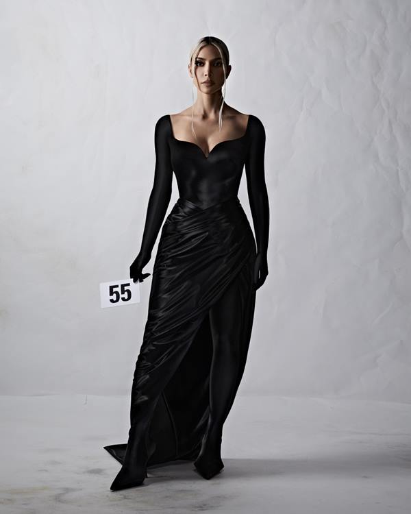 Mulher branca em editorial