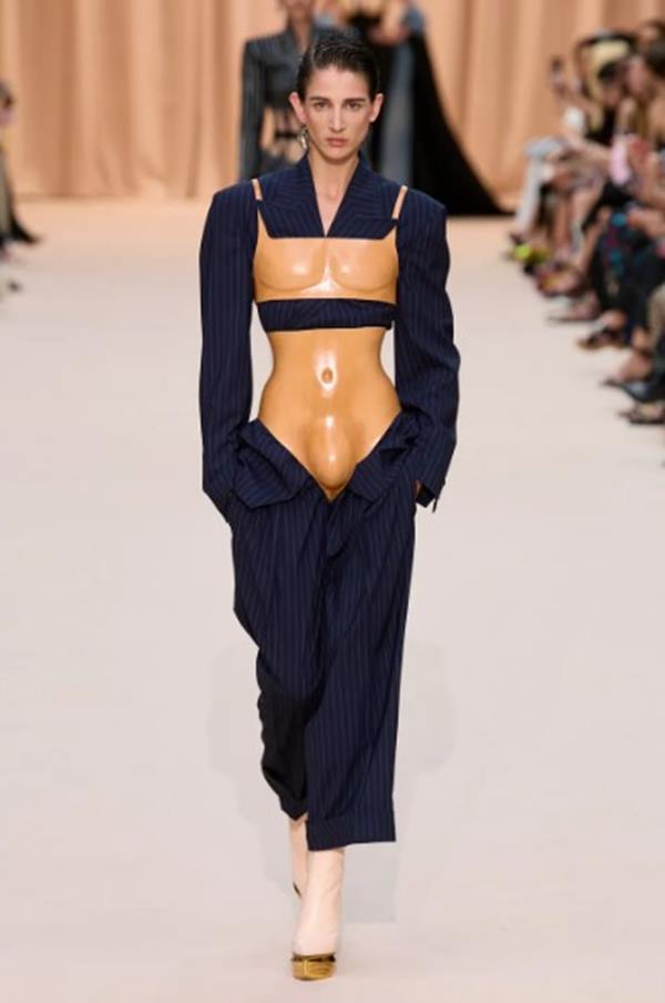 Mulher branca em desfile