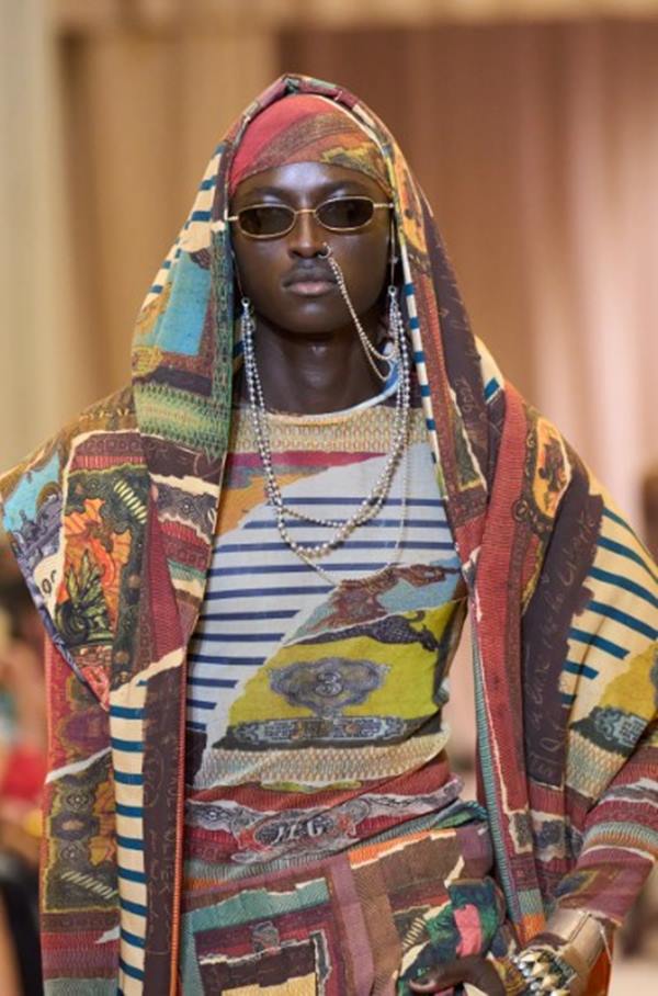 Homem preto em desfile