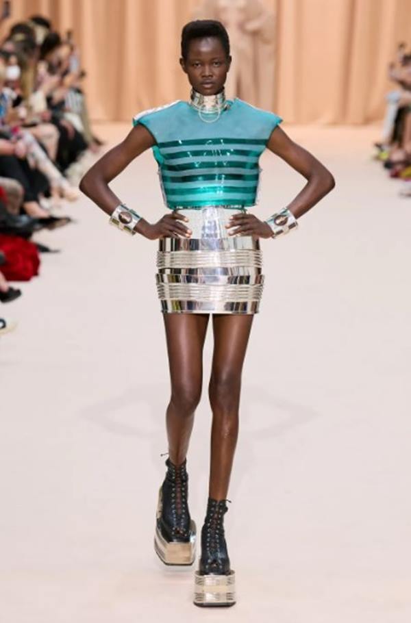 Mulher preta em desfile