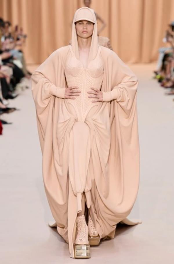Mulher branca em desfile