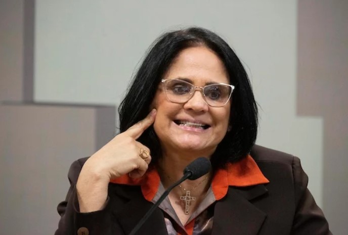 Damares Alves, política brasileira. Ela tem pele branca e cabelos curtos e pretos- Metrópoles