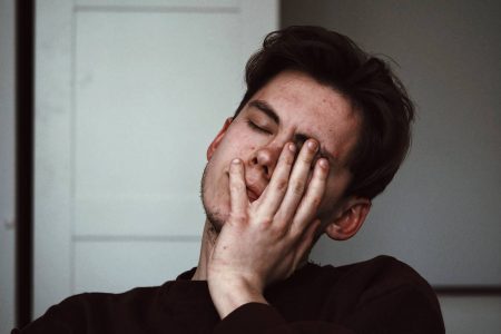 Foto colorida de homem com dor de cabeça