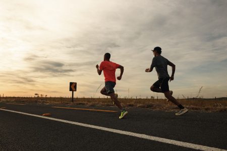 Homens correndo em asfalto na Chapada dos Veadeiros, erros na corrida de rua - Metrópoles