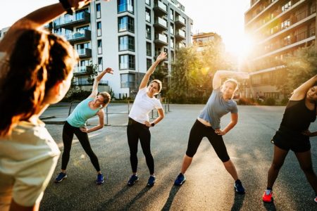 Mulheres fazendo exercícios físicos- Metrópoles