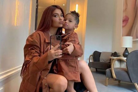 Kylie Jenner e Storm abraçadas - Metrópoles
