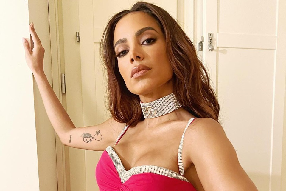 Foto colorida de Anitta