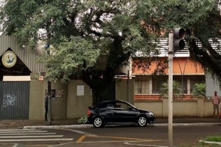 Imagem colorida da fachada da escola que fica no Paraná