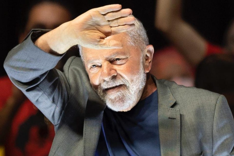 Lula coloca a mão contra o rosto