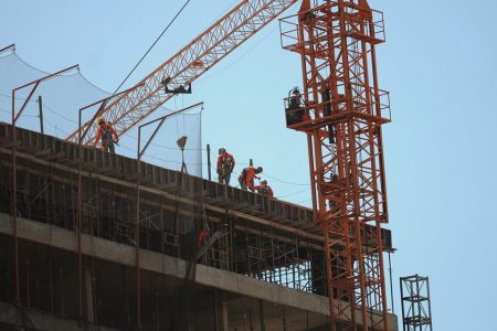 Foto de uma estrutura de um prédio sendo construída