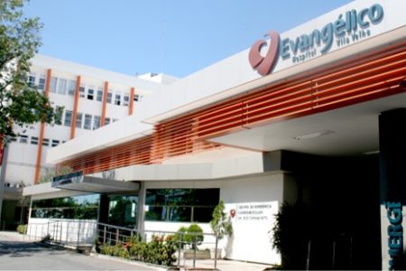 Fachada da emergência do Hospital Evangélico de Vila Velha (ES) durante o dia - Metrópoles