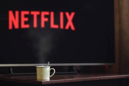 Imagem colorida da logo da Netflix - Metrópoles