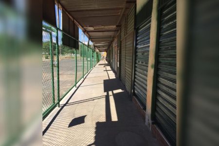 Foto de boxes abandonados
