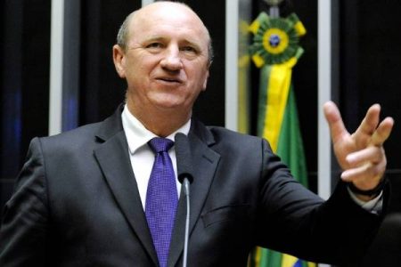 Neri Geller, deputado federal do PP do Mato Grosso, enquanto discursa na tribuna da Câmara dos Deputados. Ele foi condenado a indenizar ex-marido de esposa - Metrópoles