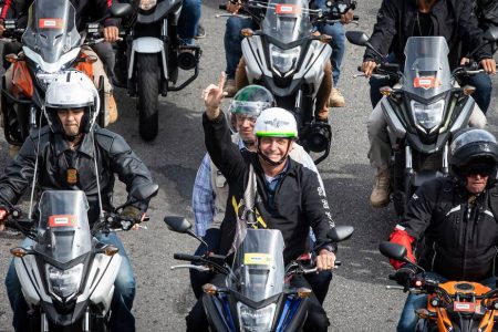 imagem colorida mostra bolsonaro em uma das motociatas, no rio