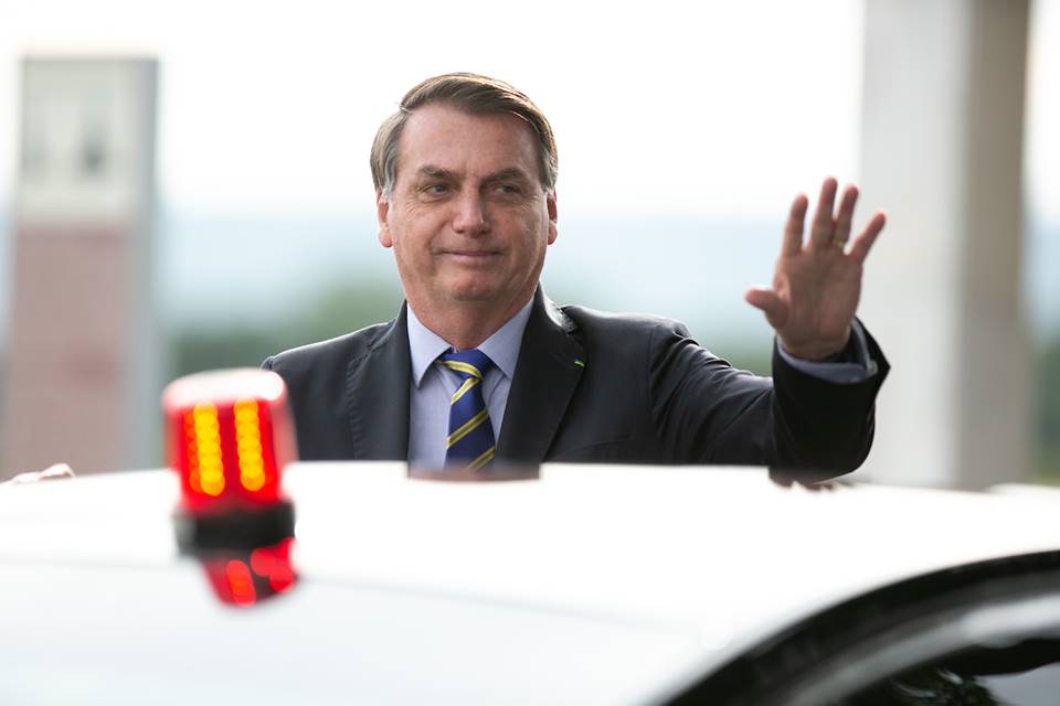 Bolsonaro acena