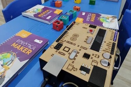 Foto de materiais em cima de uma mesa azul