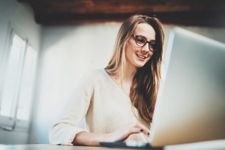 Mulher em frente ao computador