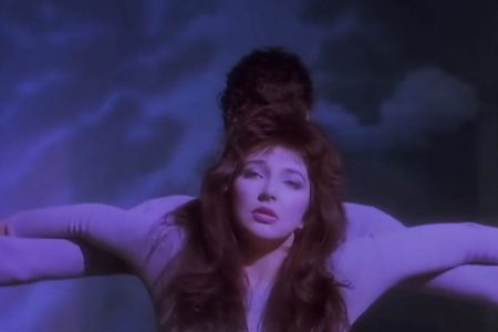 Kate Bush no clipe Running Up That Hill