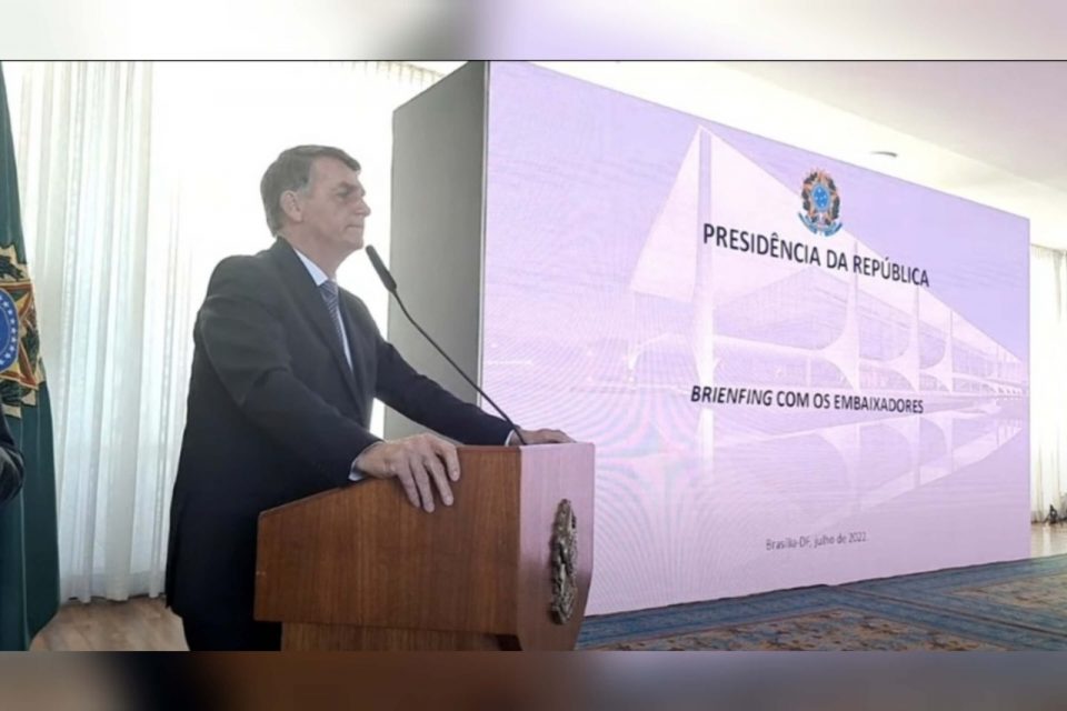 Jair Bolsonaro em apresentação a embaixadores no Alvorada