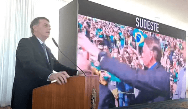Jair Bolsonaro no Alvorada em discurso a embaixadores