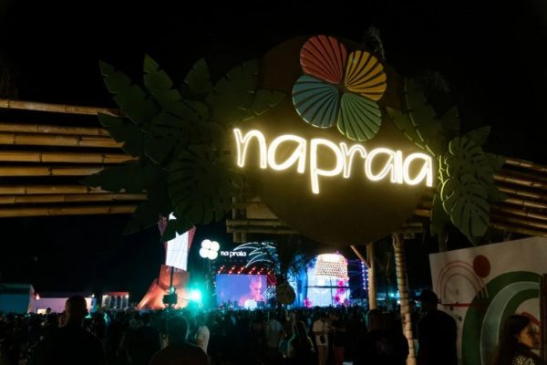 Decoração entrada evento Na Praia- Metrópoles