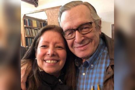 Roxane Carvalho em foto com o marido, o polemista Olavo de Carvalho, morto no ano passado - Metrópoles
