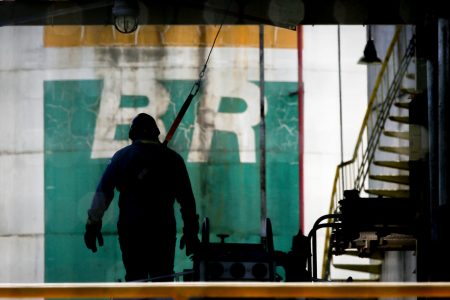 Funcionário abastece tanque no centro de Distribuição da Petrobras no SIA combustivel tanque gasolina alcool diesel - Metrópoles