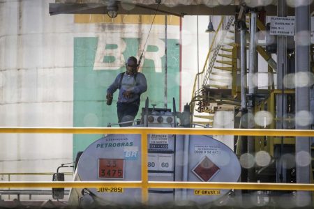 Funcionário abastece tanque no centro de Distribuição da Petrobras no SIA combustivel tanque gasolina alcool diesel