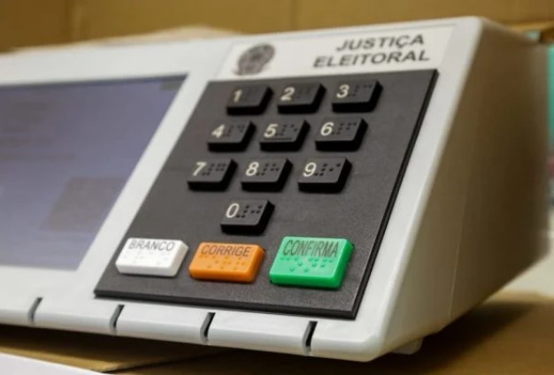 Fotografia de uma urna eletrônica - Metrópoles