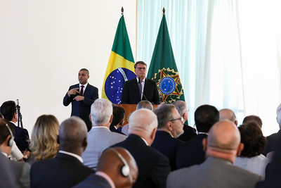 homem discurssando pra pessoas sentadas
