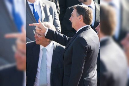Bolsonaro arminha com a mão