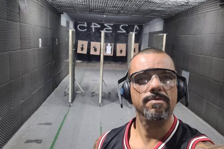 foto colorida em estúdio de tiro de Ivan Rejane, homem que ameaçou ministros do STF e Lula